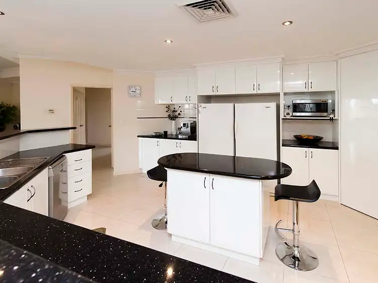 18 Stonewall Circuit, Landsdale WA 6065