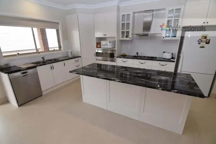 8 Gibsone Drive, Bathurst NSW 2795