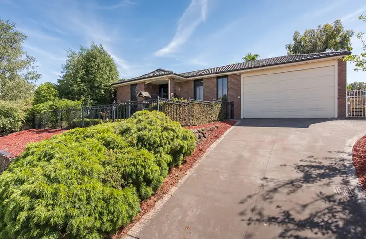 27 Autumn Grove, Mooroolbark VIC 3138