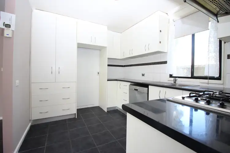 3 Warren Place, Mount Austin NSW 2650