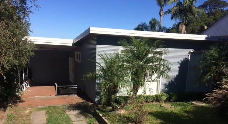 137 Northcliffe Drive, Lake Heights NSW 2502