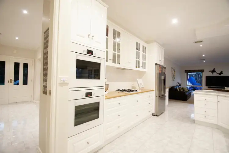 Fifth view of Homely house listing, 10 Silvan Crescent, Kialla VIC 3631