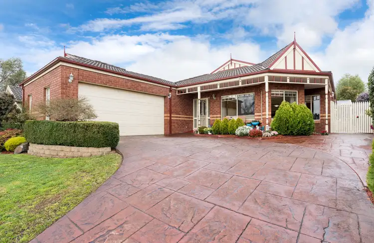 8 Tudor Drive, Mooroolbark VIC 3138