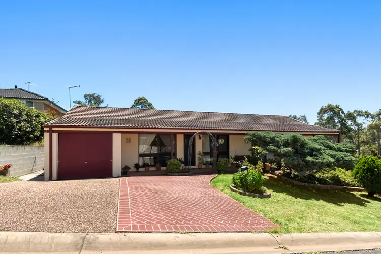 70 Cleopatra Drive, Rosemeadow NSW 2560