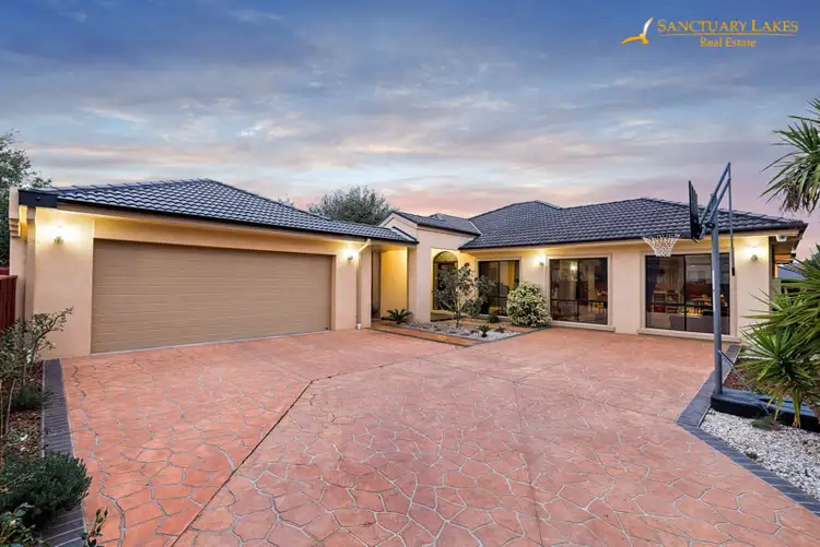 8 Peppercorn Court, Sanctuary Lakes VIC 3030