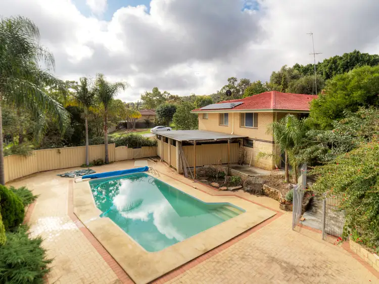 2 Woodbridge Drive, Greenmount WA 6056