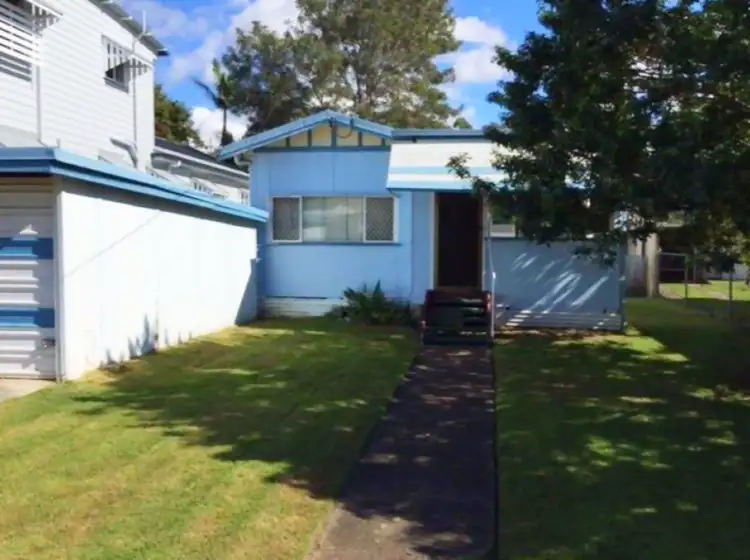 27 Clayton St, Sandgate QLD 4017