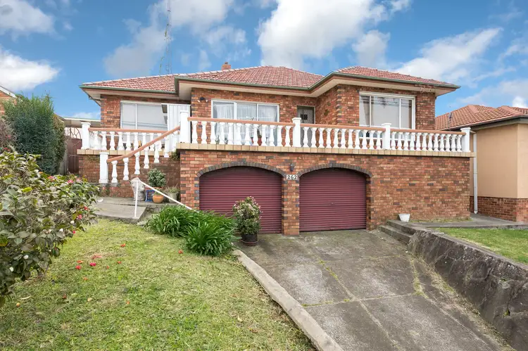 262 Northcliffe Drive, Lake Heights NSW 2502