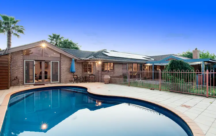 15 Greenbank Drive, Mooroolbark VIC 3138