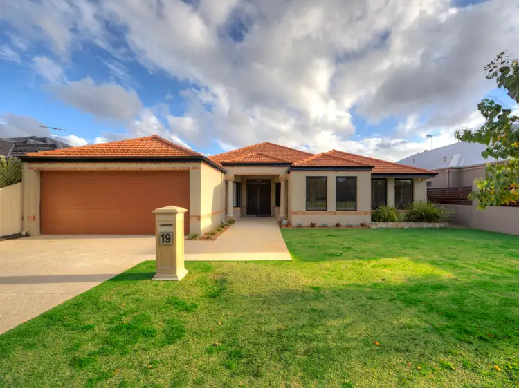 19 Gillings Parade, Wattle Grove WA 6107