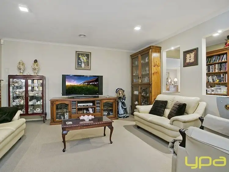 Second view of Homely house listing, 33 Higgs Circuit, Sunbury VIC 3429