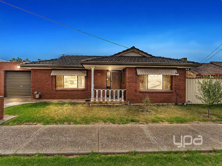 Main view of Homely unit listing, 2/23-25 Disraeli Street, St Albans VIC 3021