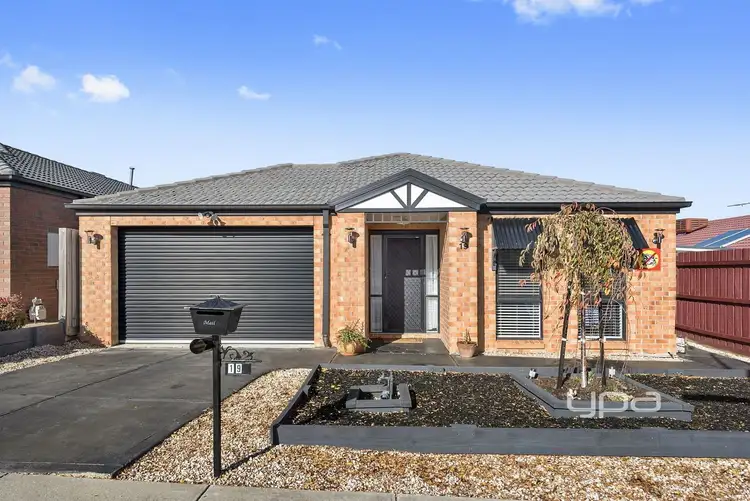 19 Fingleton Cres, Sunbury VIC 3429