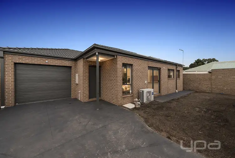 2/3 Mitchell Road, Melton South VIC 3338