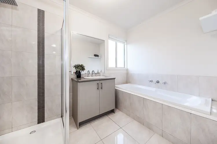 Seventh view of Homely house listing, 40 Mundi Crescent, Manor Lakes VIC 3024