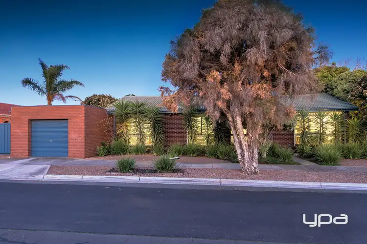 8 Magnolia Avenue, Kings Park VIC 3021