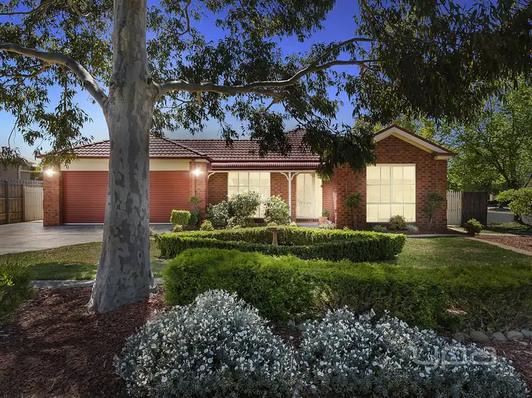 19 Glenbrook Gardens, Brookfield VIC 3338