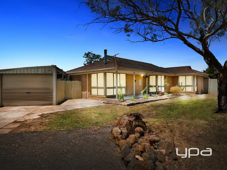 4 Peter Place, Melton West VIC 3337