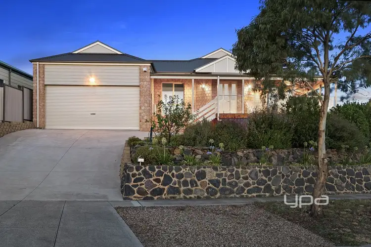 8 Earlington Crescent, Sunbury VIC 3429