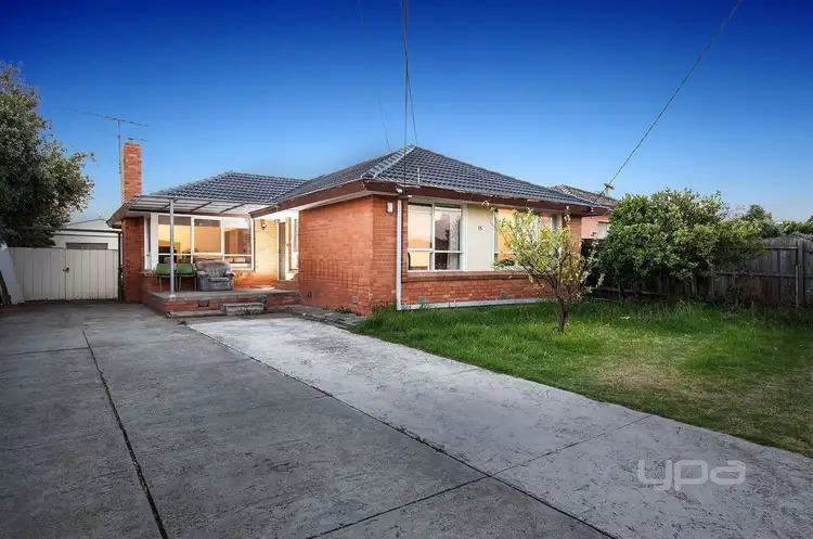 15 Douglas Avenue, St Albans VIC 3021