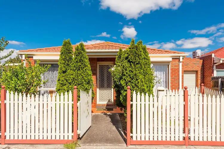 2/11 Malmsbury Drive, Meadow Heights VIC 3048