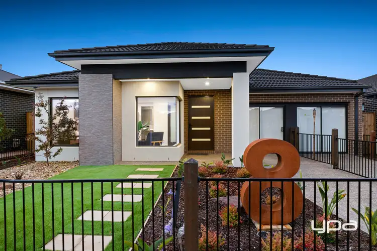8 Lincolnshire Drive, Thornhill Park VIC 3335