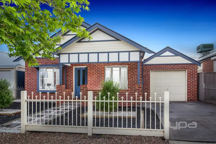 27 Cobaw Circuit, Caroline Springs VIC 3023