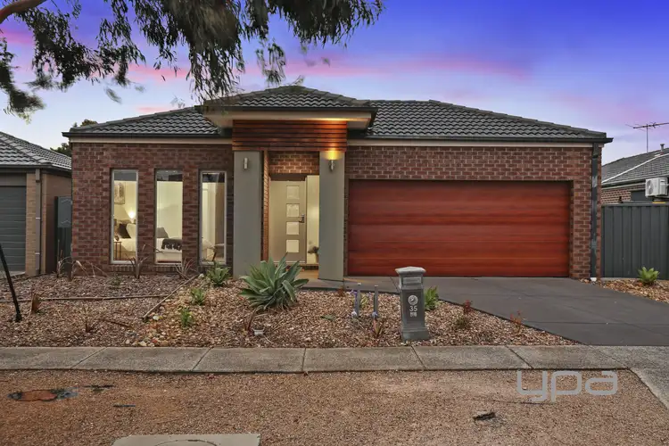 35 Weavers Street, Manor Lakes VIC 3024