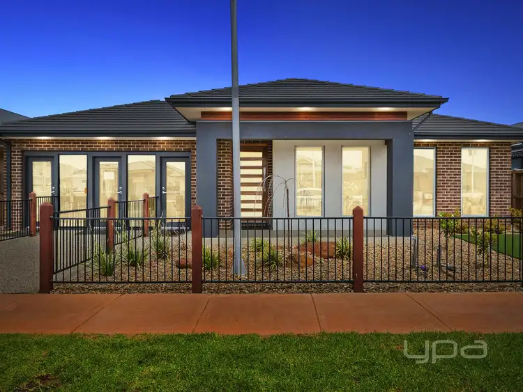 7 Lincolnshire Drive, Thornhill Park VIC 3335