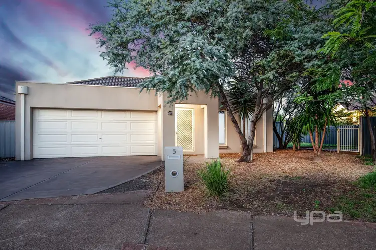 5 St Johns Walk, Caroline Springs VIC 3023
