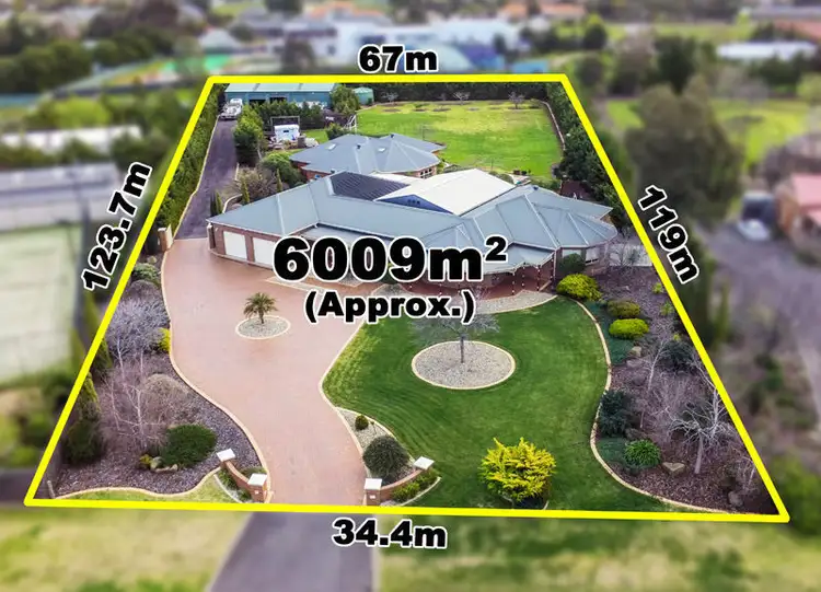2 Robinia Close, Hillside VIC 3037