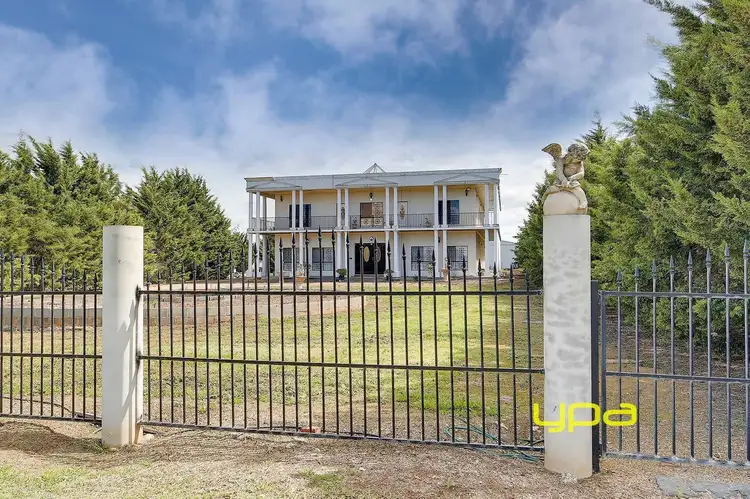 8 Laburnum Place, Hillside VIC 3037