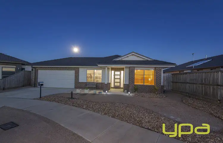 11 Sullivan Place, Melton West VIC 3337