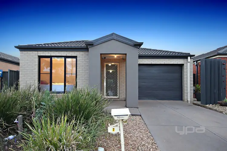 7 Hawkstone Road, Manor Lakes VIC 3024