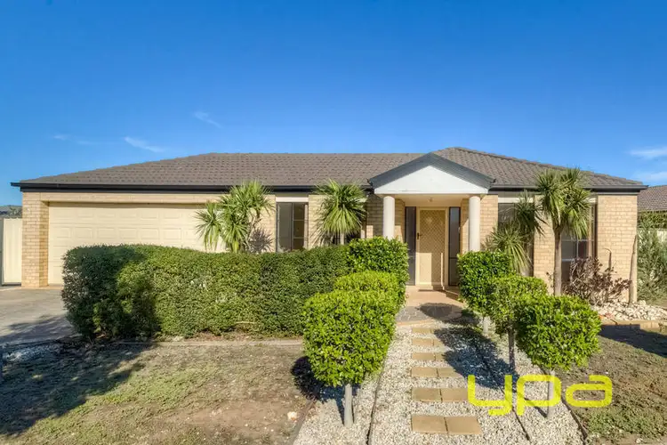 16 Sunderland Way, Melton West VIC 3337