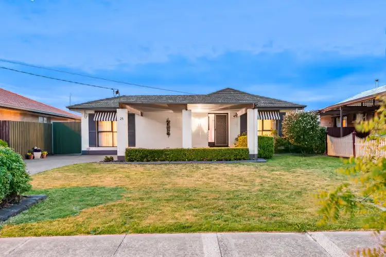 25 Taylor Drive, Gladstone Park VIC 3043