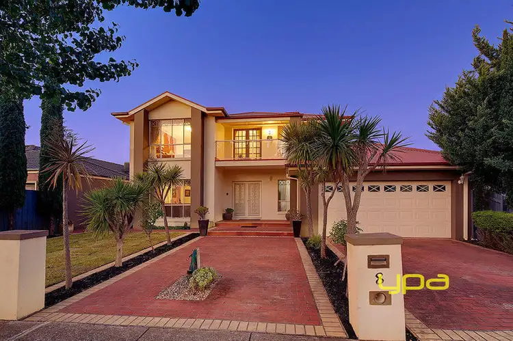 8 Southbank Walk, Taylors Hill VIC 3037