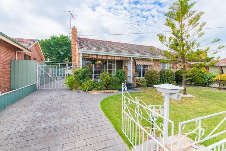 22 Hales Crescent, Jacana VIC 3047