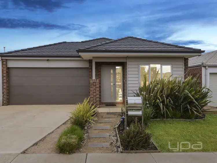 4 Foyle Crescent, Melton South VIC 3338