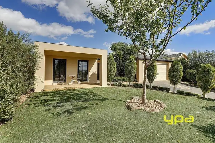 25 Hillcrest Court, Melton West VIC 3337