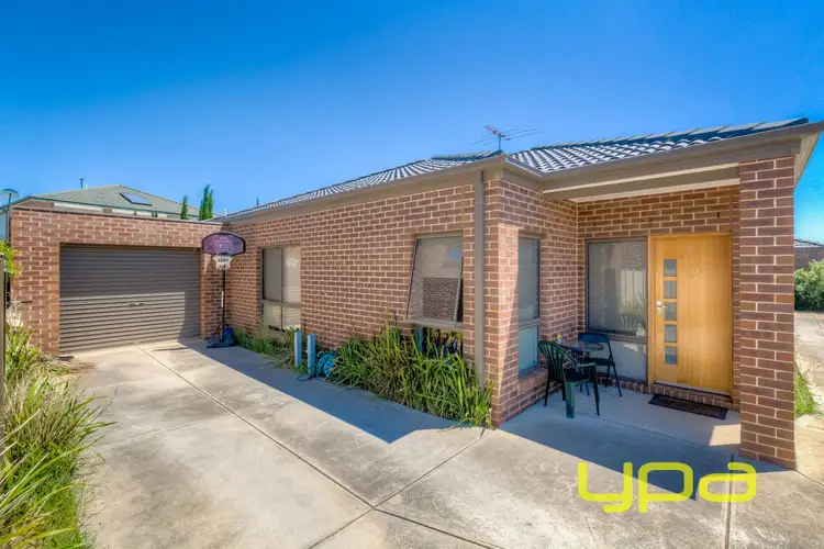 2/3 Borrowdale Road, Melton West VIC 3337