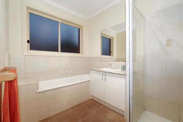 Sixth view of Homely house listing, 2 Daymar Court, Hillside VIC 3037